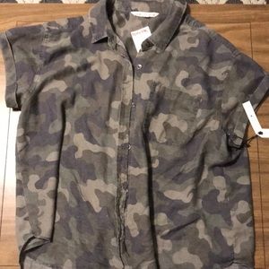 Vanilla star button Camo top. Large. New